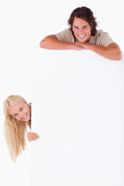 Lachende paar met whiteboard — Stockfoto