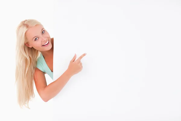 Glada vackra kvinna som pekar på en whiteboard — Stockfoto