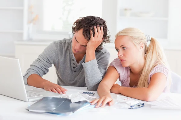 Desgastados pareja haciendo su contabilidad —  Fotos de Stock