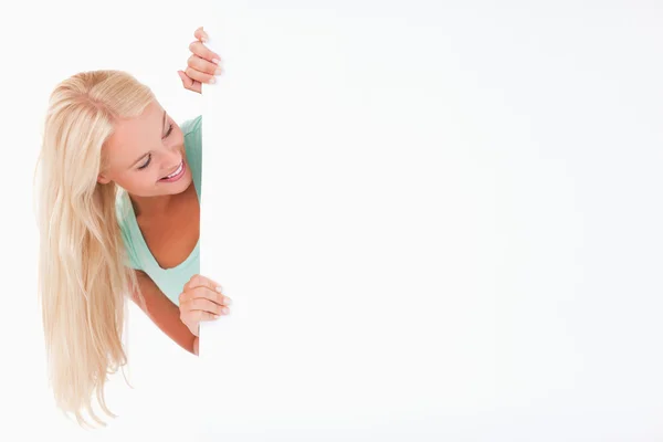 Blond kvinna ler på en whiteboard — Stockfoto