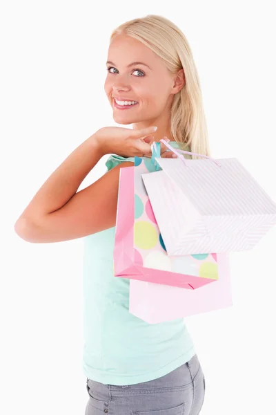 Primer plano de una mujer alegre con algunas bolsas de compras — Foto de Stock
