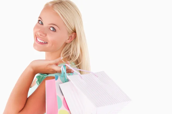 Retrato de uma mulher loura alegre com sacos de compras — Fotografia de Stock