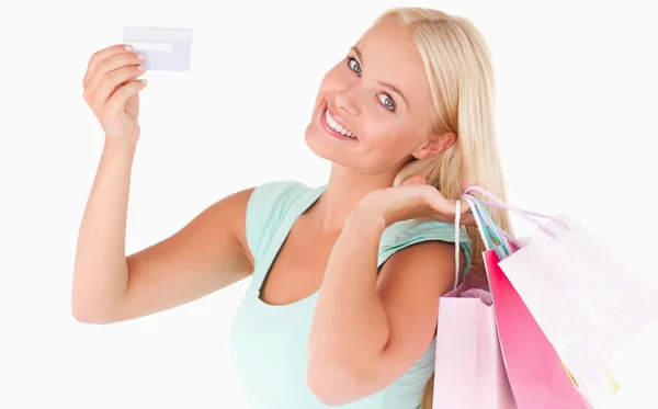 Mulher com sacos de compras e um cartão de crédito — Fotografia de Stock