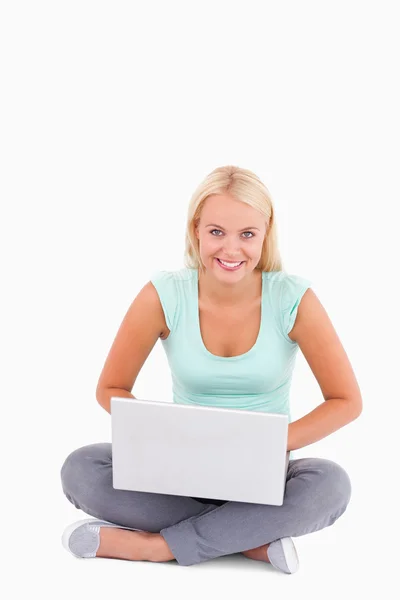 Blond kvinna med en bärbar dator — Stockfoto