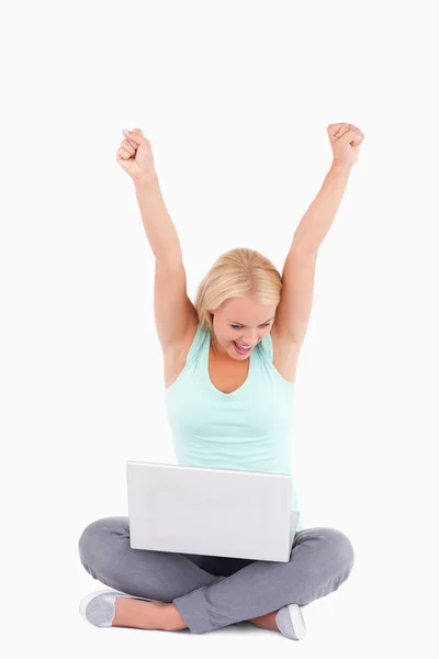 Mulher loira alegre com um laptop — Fotografia de Stock