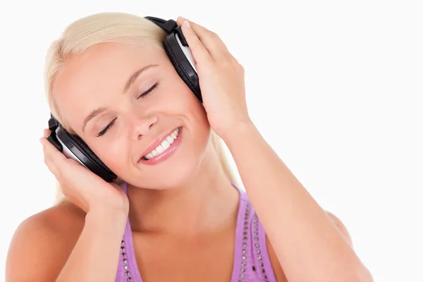 Zrelaksowana kobieta słuchająca muzyki — Zdjęcie stockowe
