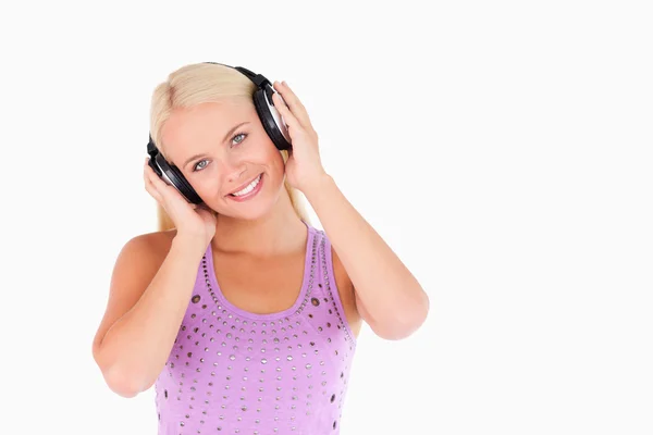 Femme blonde mignonne avec écouteurs — Photo