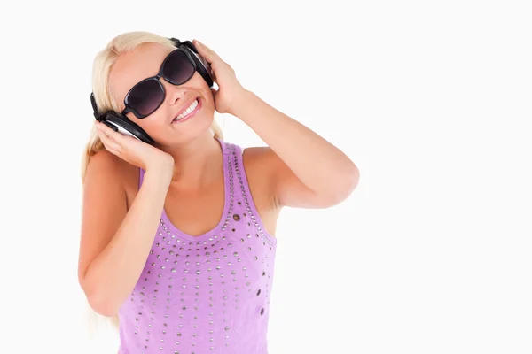 Wunderschöne Frau mit Kopfhörern und Sonnenbrille — Stockfoto