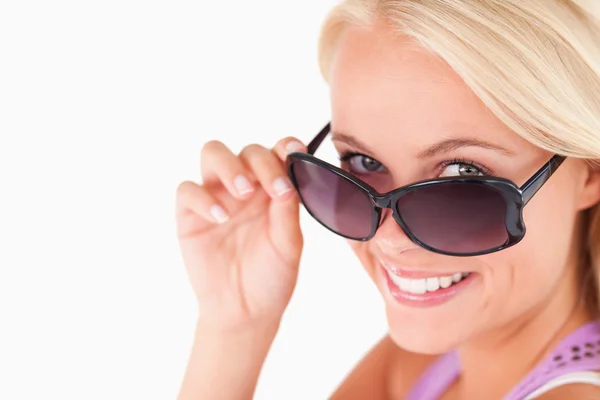 Roztomilá dáma prohlížení přes její sluneční brýle — Stock fotografie