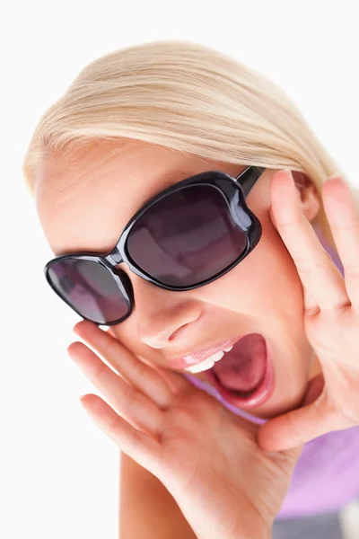 Blonďatá dáma s sluneční brýle v dobré náladě — Stock fotografie