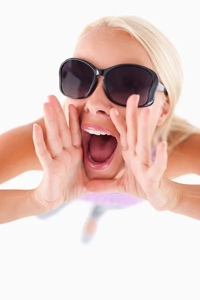 Charmig dam med solglasögon i hög sprit — Stockfoto