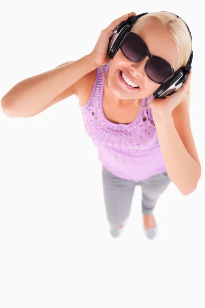 Lachende vrouw met zonnebril en koptelefoon — Stockfoto