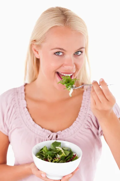 Mulher bonito comer salada — Fotografia de Stock