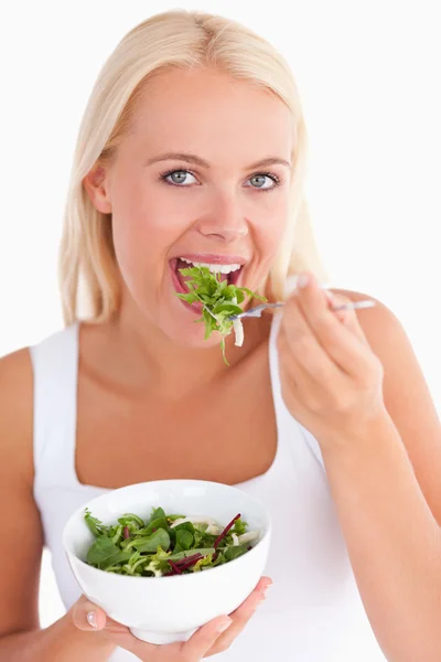 Linda mulher comendo salada — Fotografia de Stock