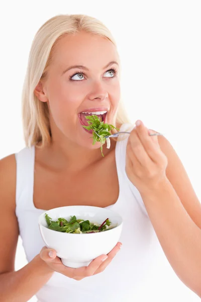 매력적인 여성 샐러드를 먹는 — 스톡 사진