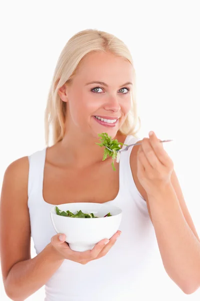 Mujer sonriente comiendo ensalada — Foto de Stock