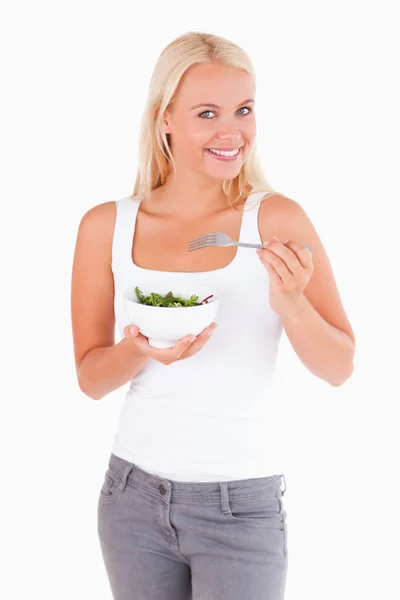 Affascinante signora mangiare insalata — Foto Stock