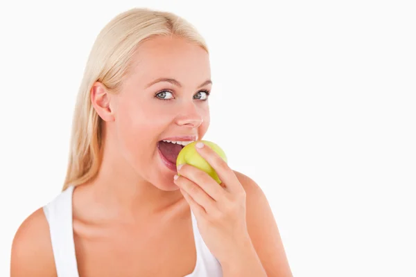 吃一个苹果的可爱女人 — 图库照片