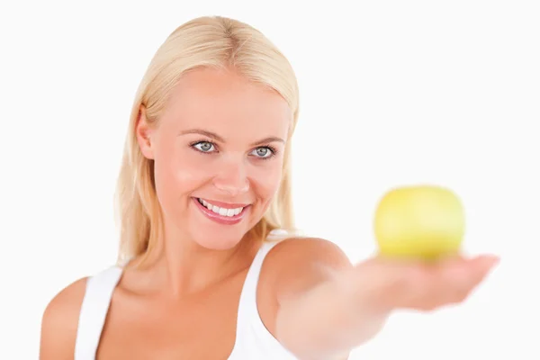 Blondine hält einen Apfel in der Hand — Stockfoto