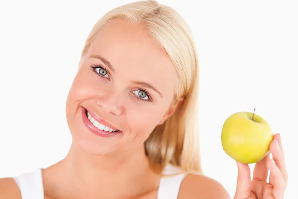 Donna affascinante che tiene una mela — Foto Stock