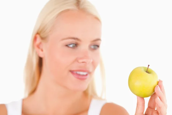 Wunderschöne Frau mit einem Apfel in der Hand — Stockfoto