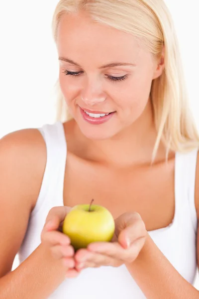 Glorreiche blonde Frau mit einem Apfel in der Hand — Stockfoto