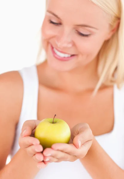 Wunderschöne blonde Frau hält einen Apfel in der Hand — Stockfoto