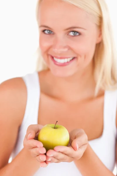 Mulher loira encantadora segurando uma maçã — Fotografia de Stock