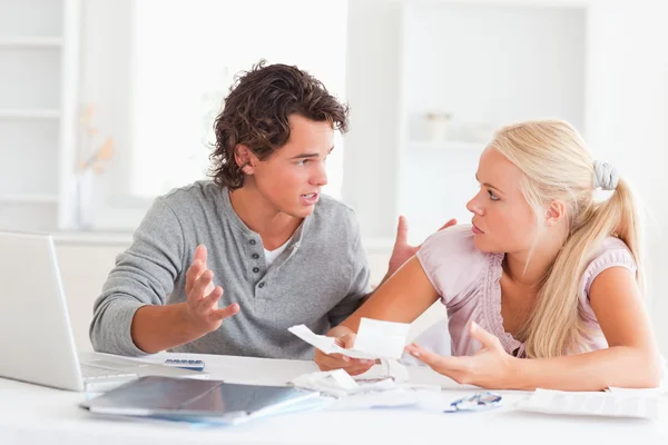 Couple arguing on expenses — Stock Photo, Image