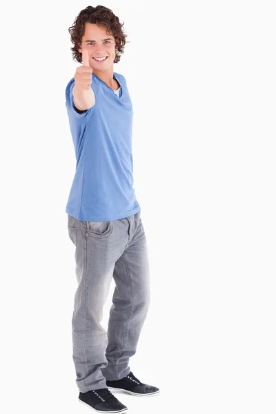 Guapo chico sosteniendo el pulgar hacia arriba — Foto de Stock