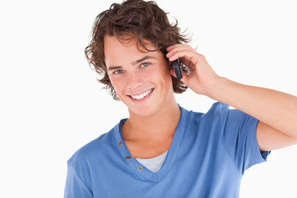 A telefonon szép sötét hajú srác — Stock Fotó