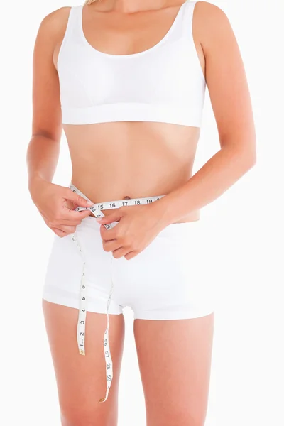 Senhora fina medindo sua cintura — Fotografia de Stock