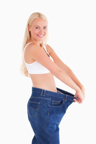 Mulher usando jeans em um tamanho muito grande — Fotografia de Stock