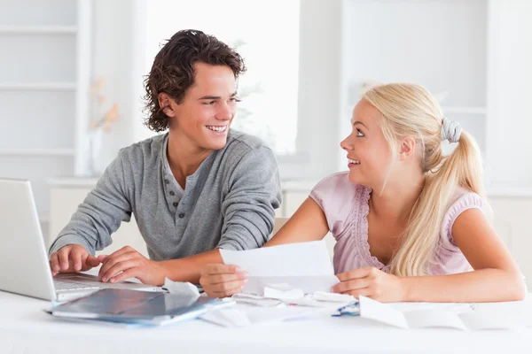 Surprised couple doing their accounts — Stock Photo, Image