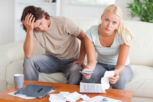 Casal preocupado calculando suas despesas — Fotografia de Stock