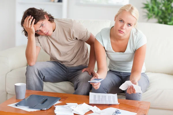 Worried couple calculating expenses — Stock Photo, Image