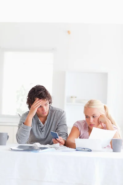 Despaired couple calculating — Stock Photo, Image