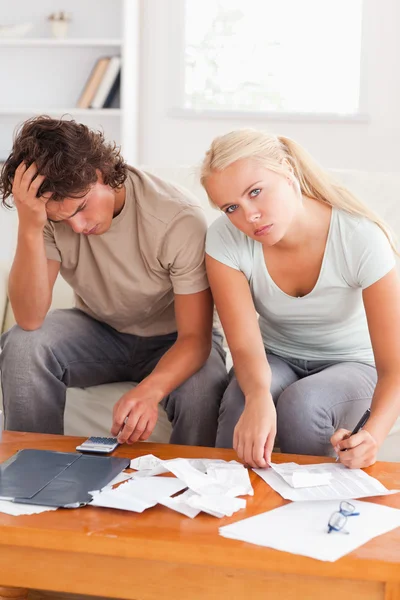 Verzweifeltes ausgelaugtes Paar kalkuliert seine Spesen — Stockfoto