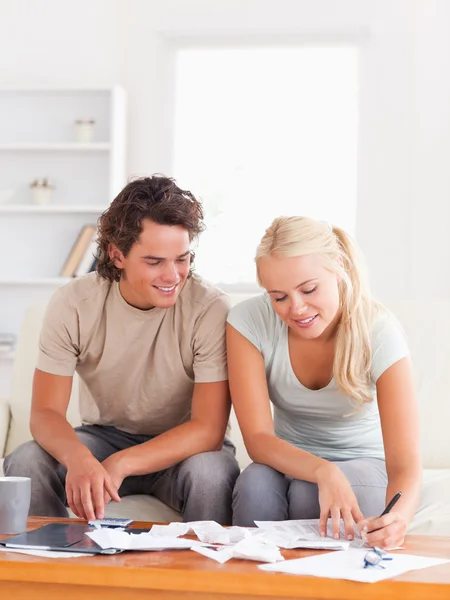 Happy couple calculating their expenses — Stock Photo, Image