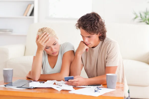 Calculating couple being despaired — Stock Photo, Image