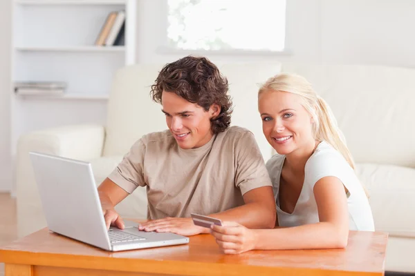Счастливая пара с ноутбуком — стоковое фото