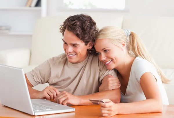 Hoş bir çift ile bir laptop — Stok fotoğraf