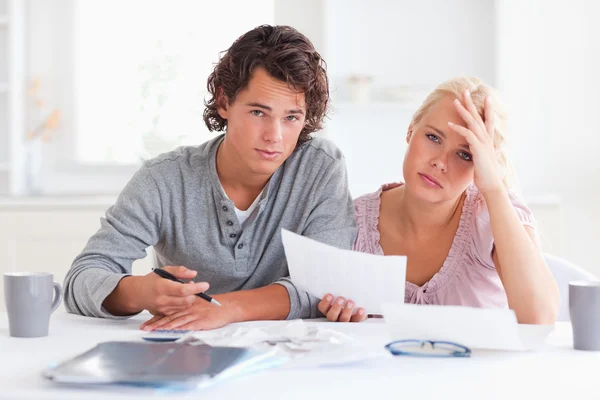 Worried couple listing expenses — Stock Photo, Image
