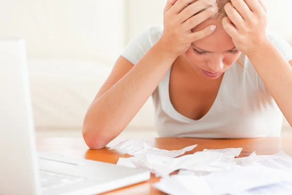 Worried blond woman accounting — Stock Photo, Image