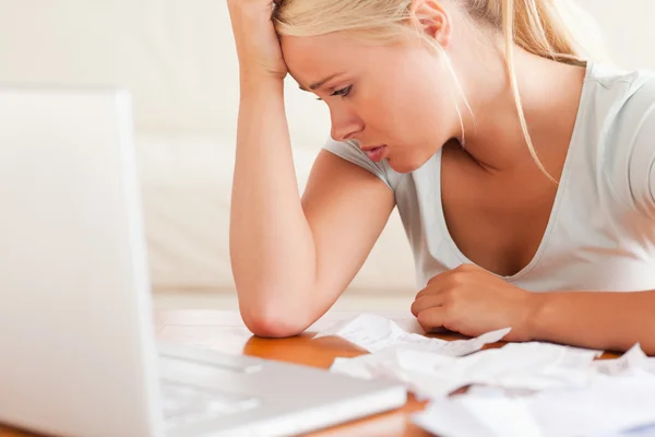 Worried blond woman accounting — Stock Photo, Image