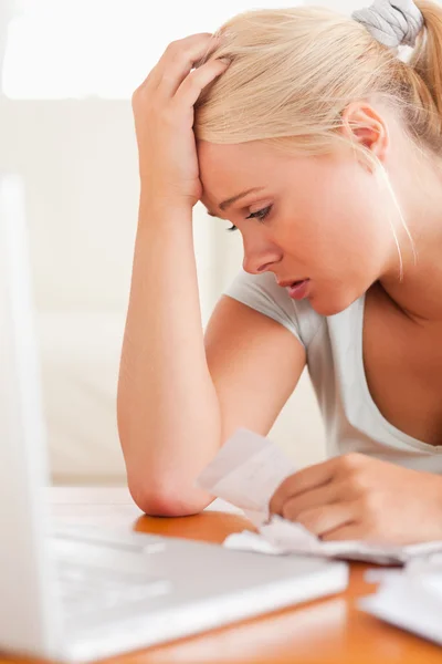 Close up de uma mulher loira preocupado contabilidade — Fotografia de Stock