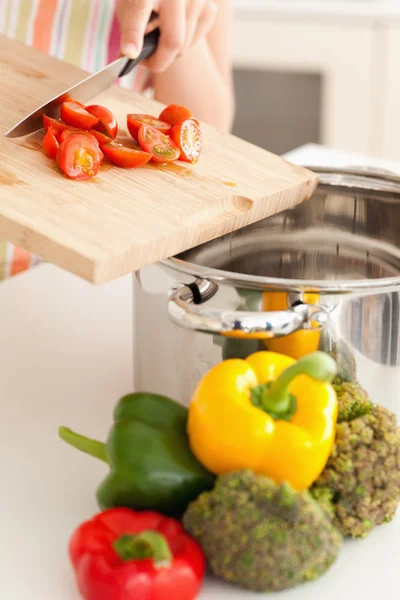 野菜を調理鍋に押し込まれています。 — ストック写真