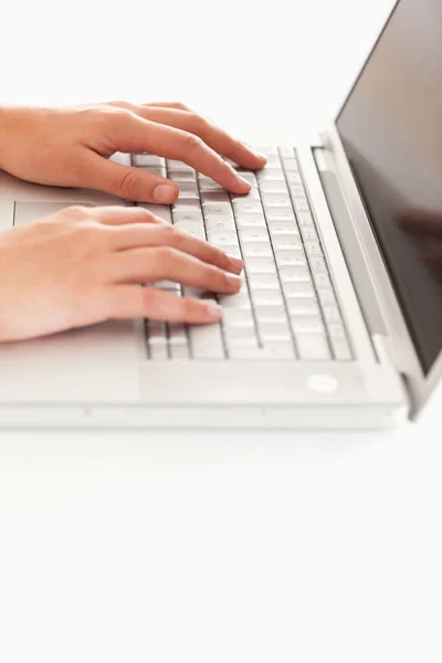 Laptop klavye üzerinde eller — Stok fotoğraf