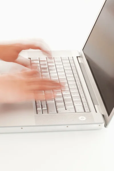 Mãos desfocadas no teclado — Fotografia de Stock