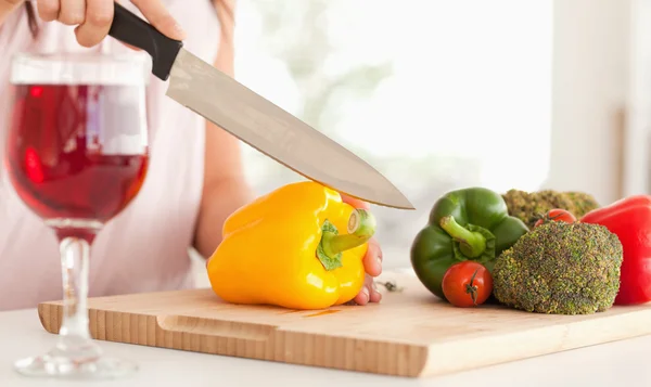 Mulher cortando uma pimenta — Fotografia de Stock